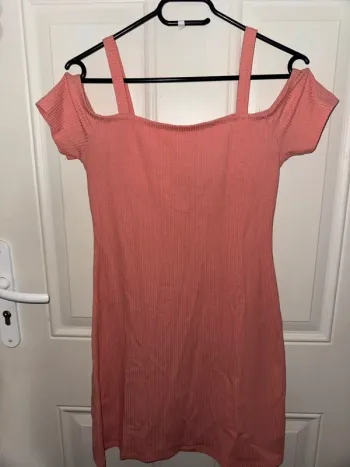 Robe épaule dénudées taille M Marque Bershka