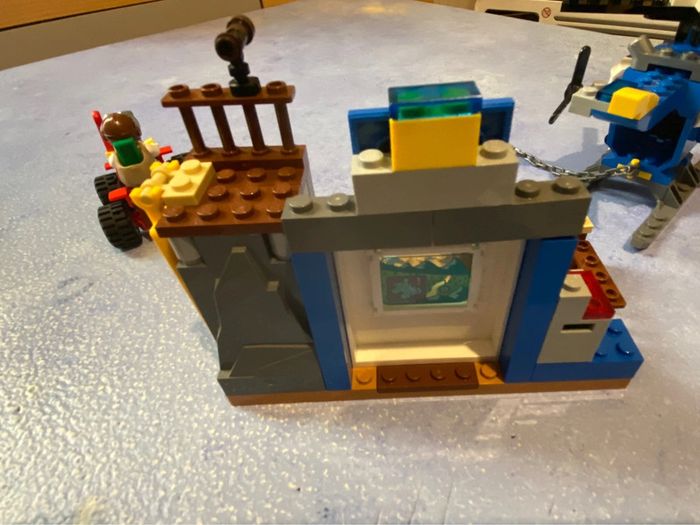 Lego junior city 10751 La course-poursuite à la montagne - photo numéro 11