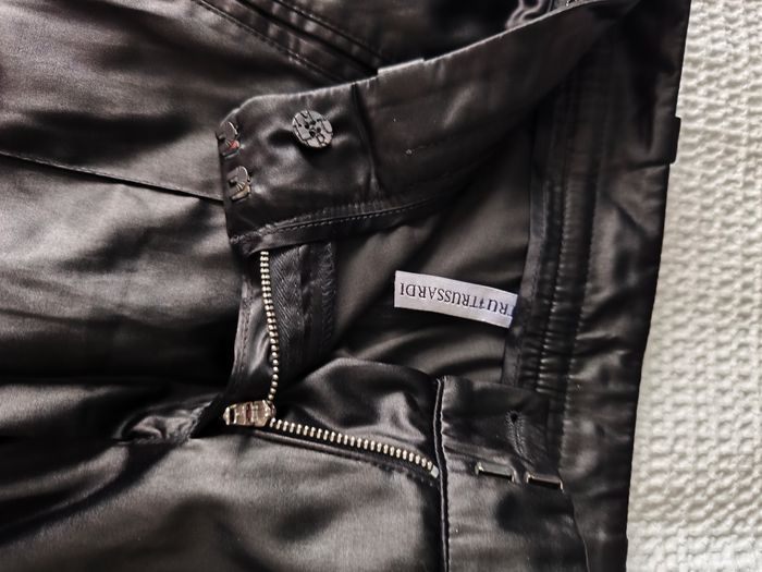 Pantalon noir légèrement brillant. T 42. Coton et polyester. - photo numéro 2