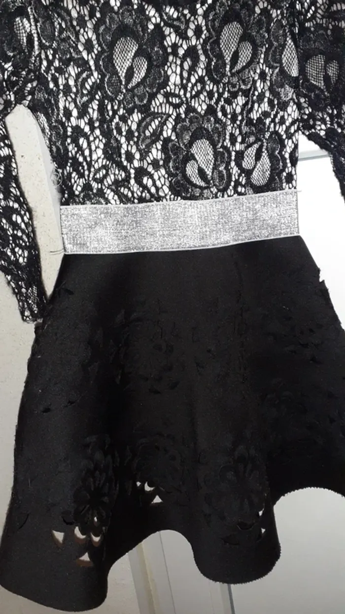 Robe en dentelle et broderie perforées - photo numéro 5
