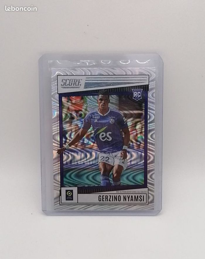Carte Panini score Ligue 1 2022-23 Rookie Card Swirl Gerzino Nyamsi n°174.