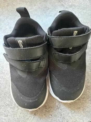 Chaussures Nike enfants taille 25