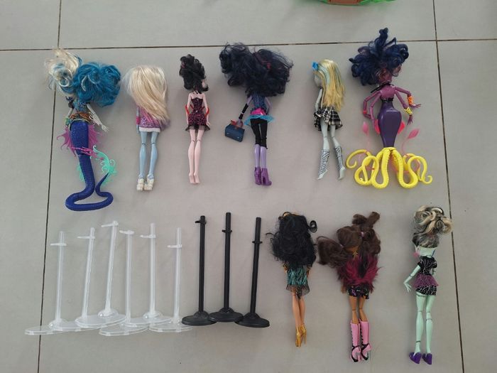 Lot 9 poupées monster high et supports - photo numéro 2