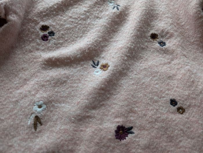 Pull laine rose à petites fleurs brodées - 3A - Gémo - photo numéro 2