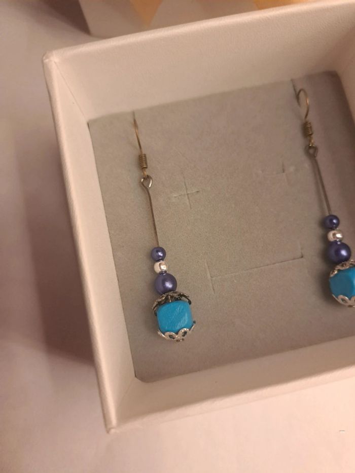 Boucles d'oreilles pendante bleu violet argenté - photo numéro 3