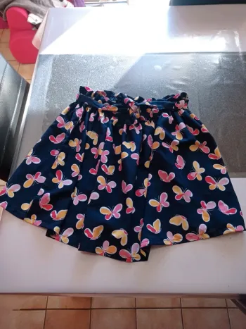 Jupe bleu marine avec motifs fleurs