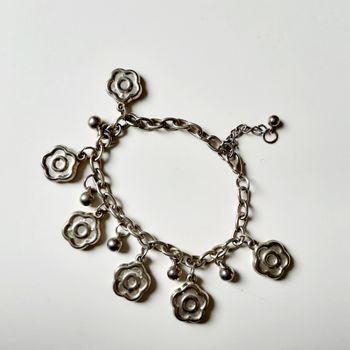 Bracelet à breloques fleurs argenté