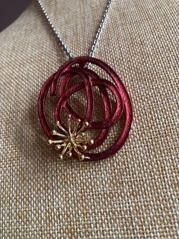Collier rouge et or