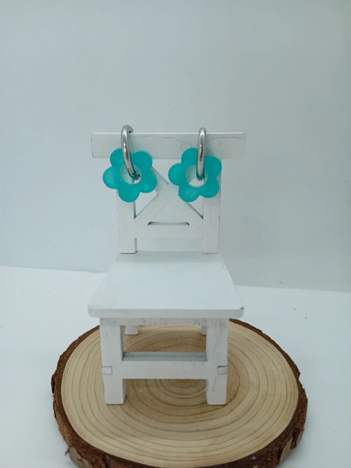 Boucles d'oreilles anneaux petites fleurs résine