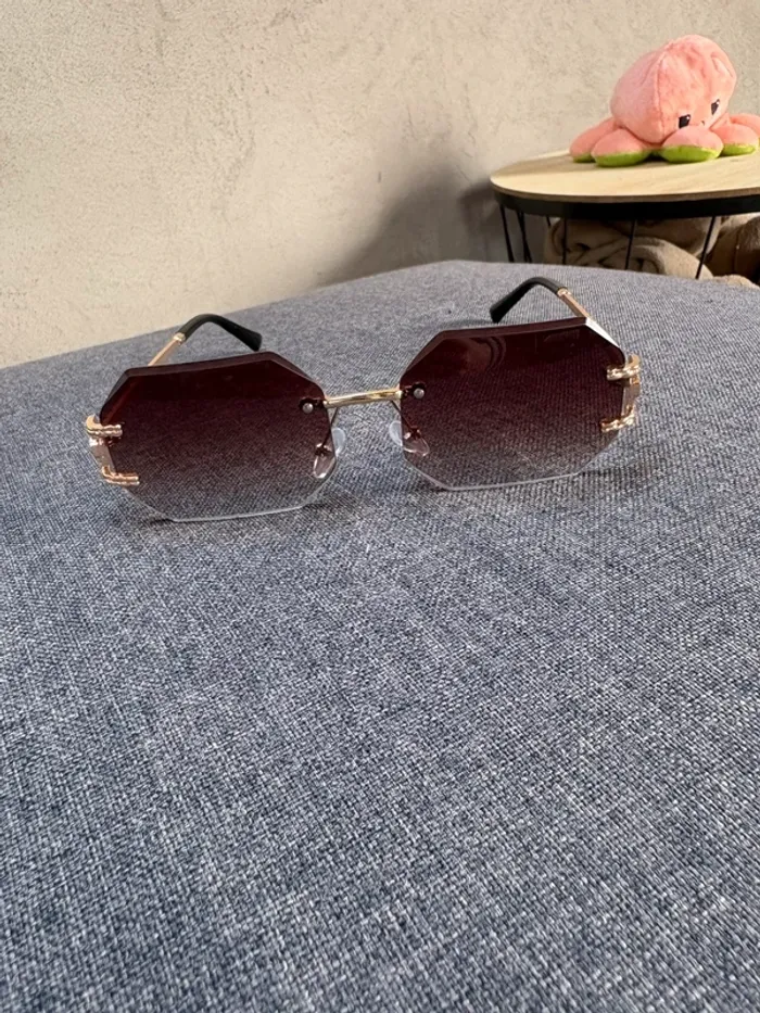 Paires de lunettes de soleil - photo numéro 2