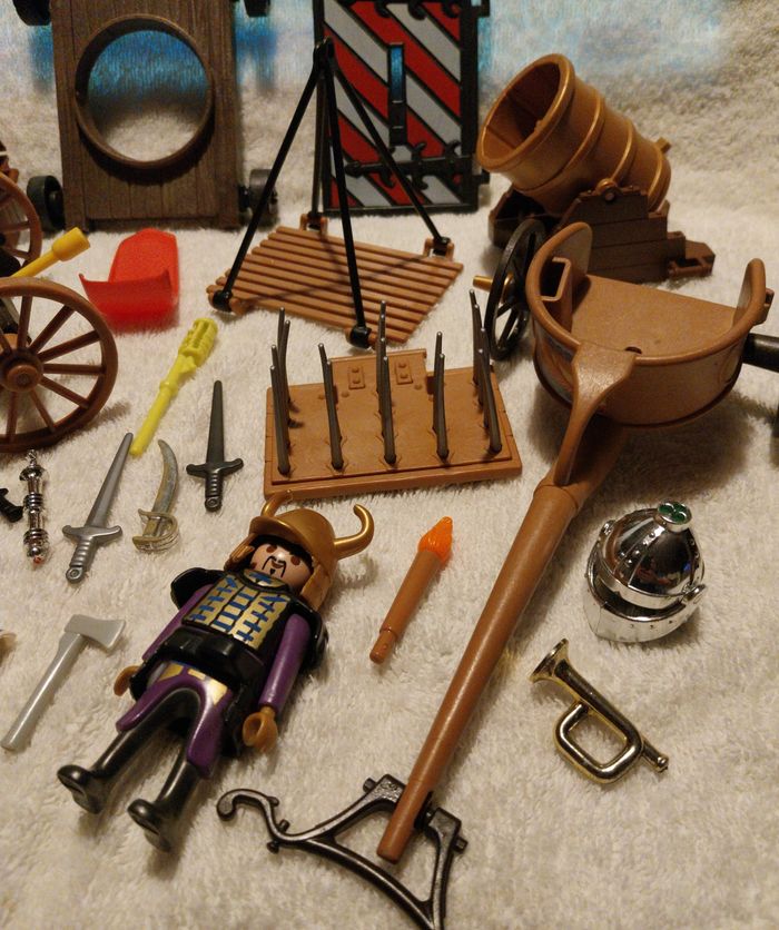 lot pièces ancien Playmobil Moyen-Age chevalier canon glaive caisse char pics arme cape - photo numéro 3