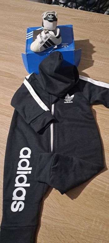 Combinaison Adidas avec ses baskets