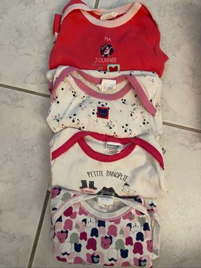 Lot  de 20  bodies naissance à 9mois