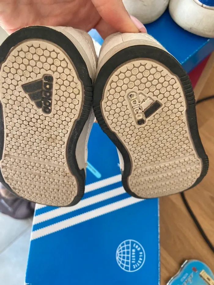Basket Adidas enfant taille 22 - photo numéro 4
