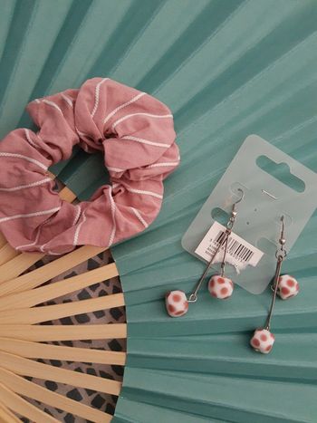 Lot beauté rose pastel : boucles d’oreilles et chouchou neufs