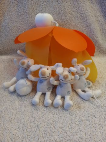 Lustre ou suspension jaune et orange et donne les petites peluches