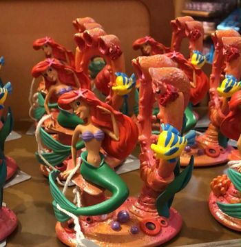 figurines ariel + pièces donald et winnie