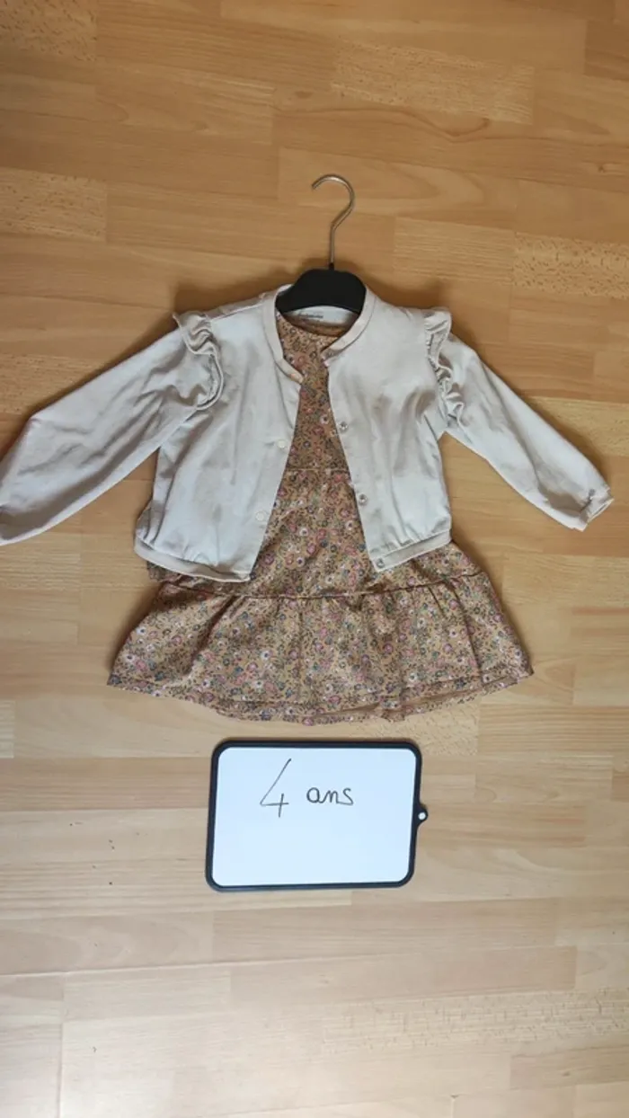 Robe et cardigan taille 4 ans