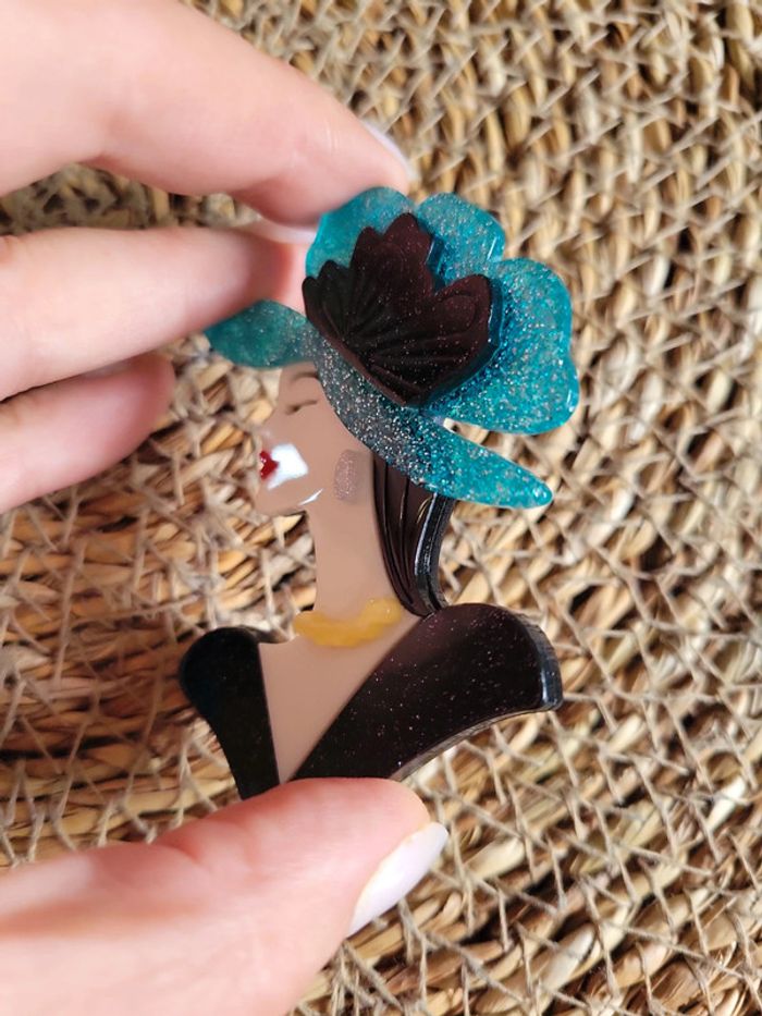 Broche 3D la femme et chapeau turquoise - photo numéro 6