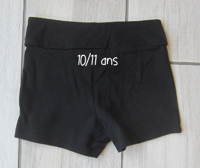 Short gymnastique de coloris noir