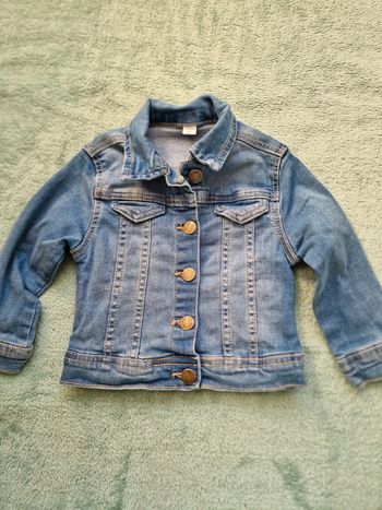 Très jolie veste en jean 92 cm