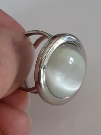 Bague fantaisie ajustable pierre ronde nacrée