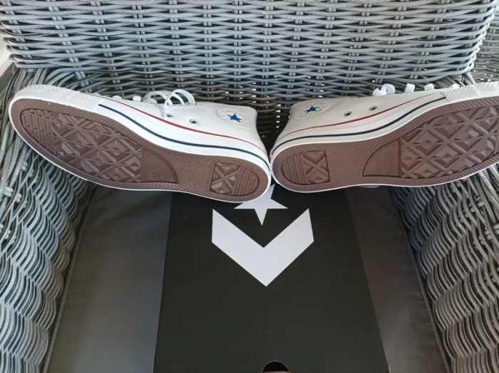 Magnifiques Converses blanches T40 aspect cuir neuves - photo numéro 7