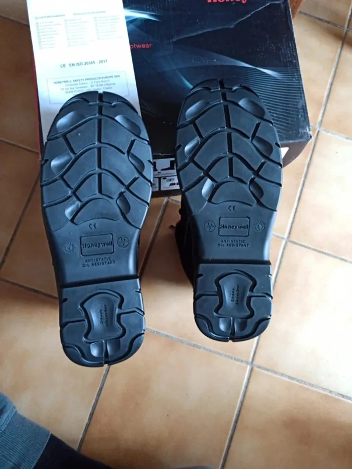 Paire de chaussures de sécurité neuve - photo numéro 8