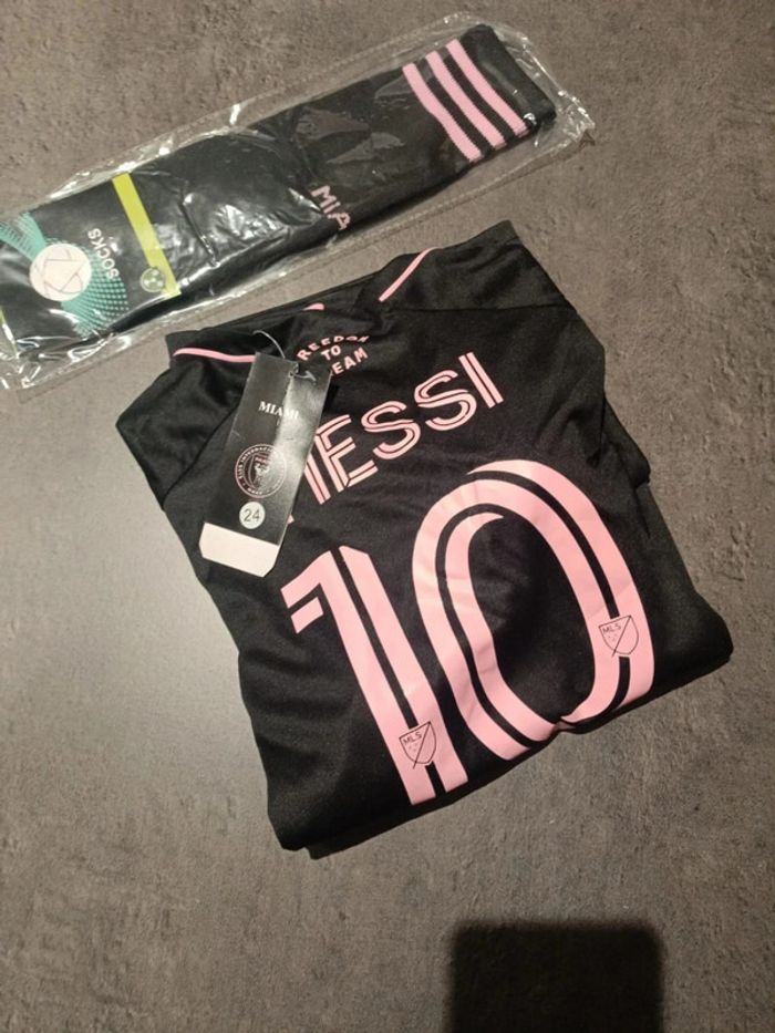 Tenue football Léo Messi Inter Miami noir/rose. T.24 - photo numéro 4