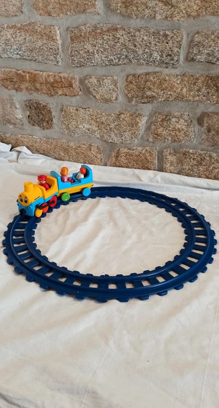 Circuit avec rails et train playmobil 123