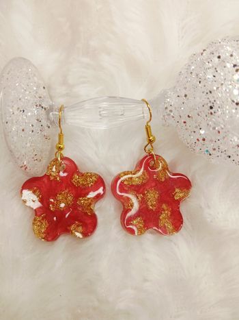 Boucles d'oreilles fleurs rouges dorées 