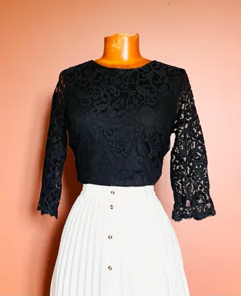 Blouse noire à dentelle
