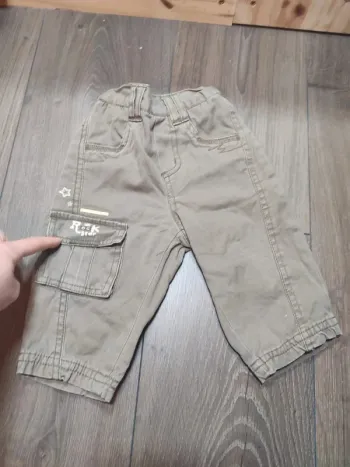 Pantalon doublé tissaia 9 mois kaki bon état