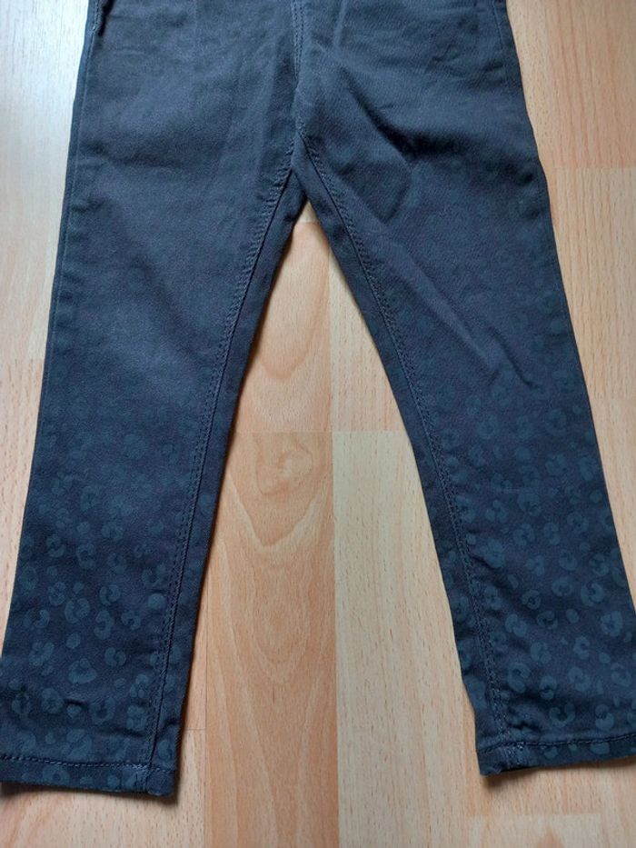 Pantalon gris très foncé avec motifs 4 ans kiabi comme neuf - photo numéro 3