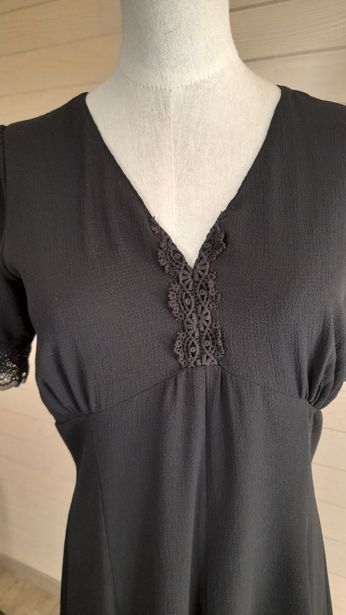 Robe noire manches courtes avec dentelle. Nekane - photo numéro 2