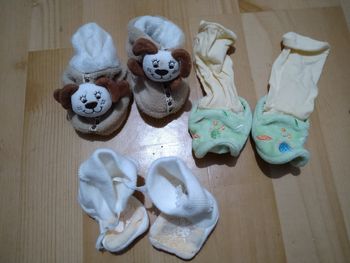 Lot de petits chaussons bébé