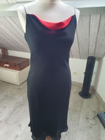 Robe noire et rouge.