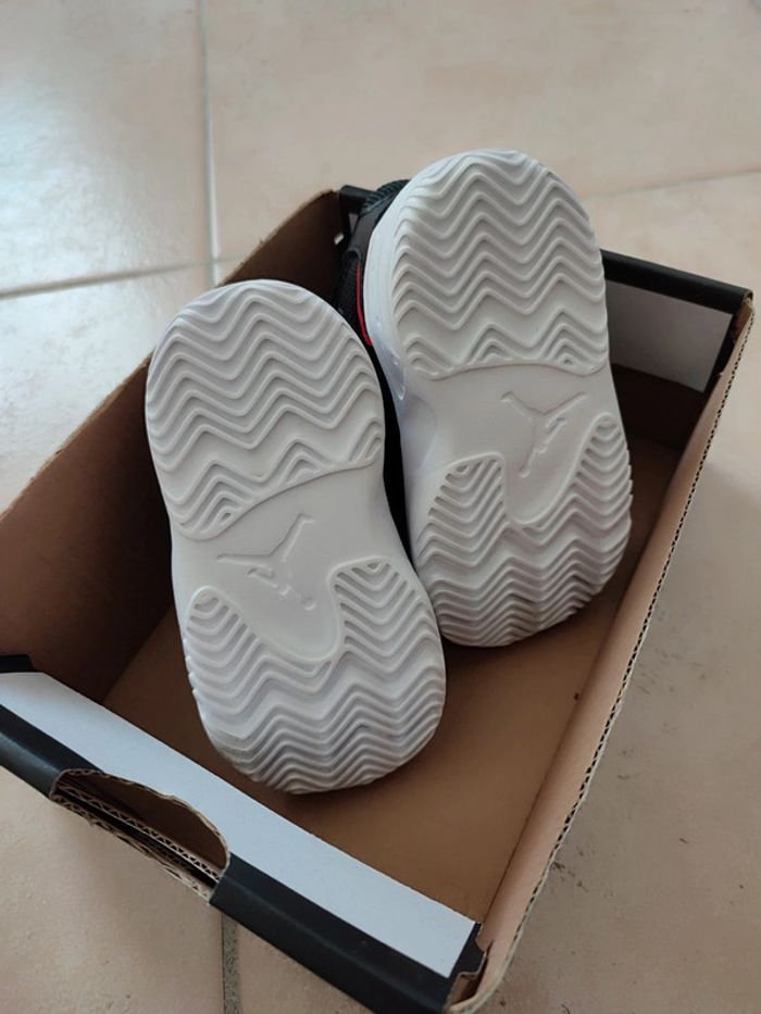 Baskets Jordan Max Aura 4
Pointure 19.5 - photo numéro 3