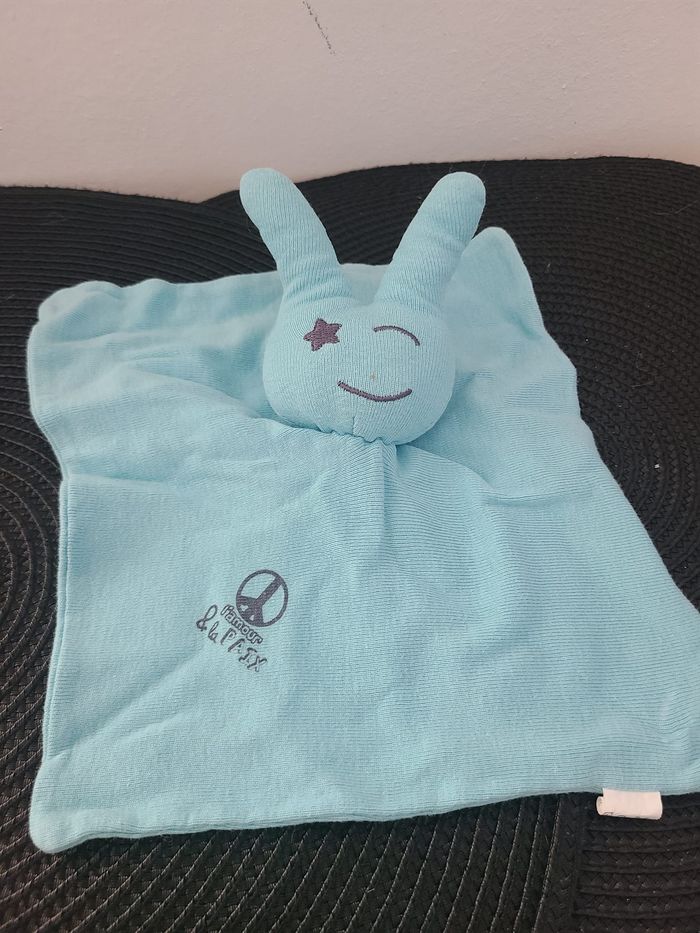 Doudou LAPIN POPSI SOURCING & CONSULTING Plat Carré BLEU l'amour & la PAIX