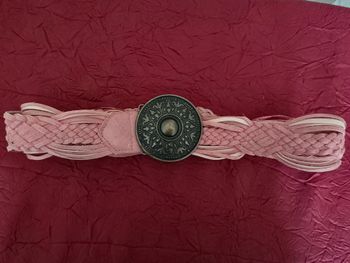Ceinture tressée rose à boucle ronde