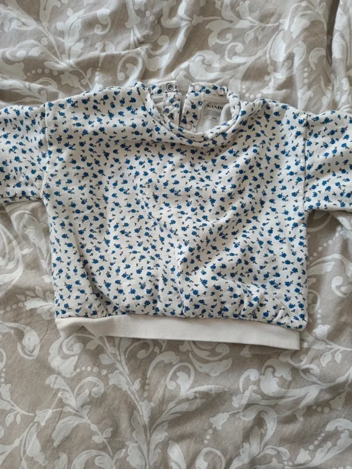 Pull Kiabi 24mois fleurs bleues