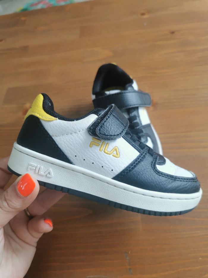 Chaussures basket tennis scratch FILA taille 25 noir blanc jaune - photo numéro 2