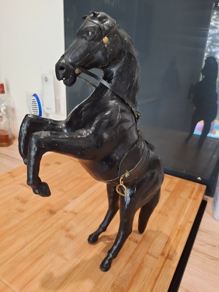 Statut cheval en cuir - photo numéro 2