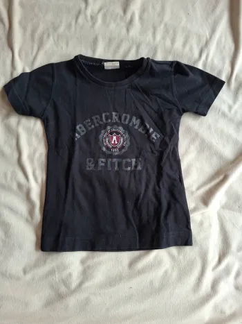 t-shirt noir garçon taille 4 ans, écriture sur le devant, marque  Abercrombie & Fitch