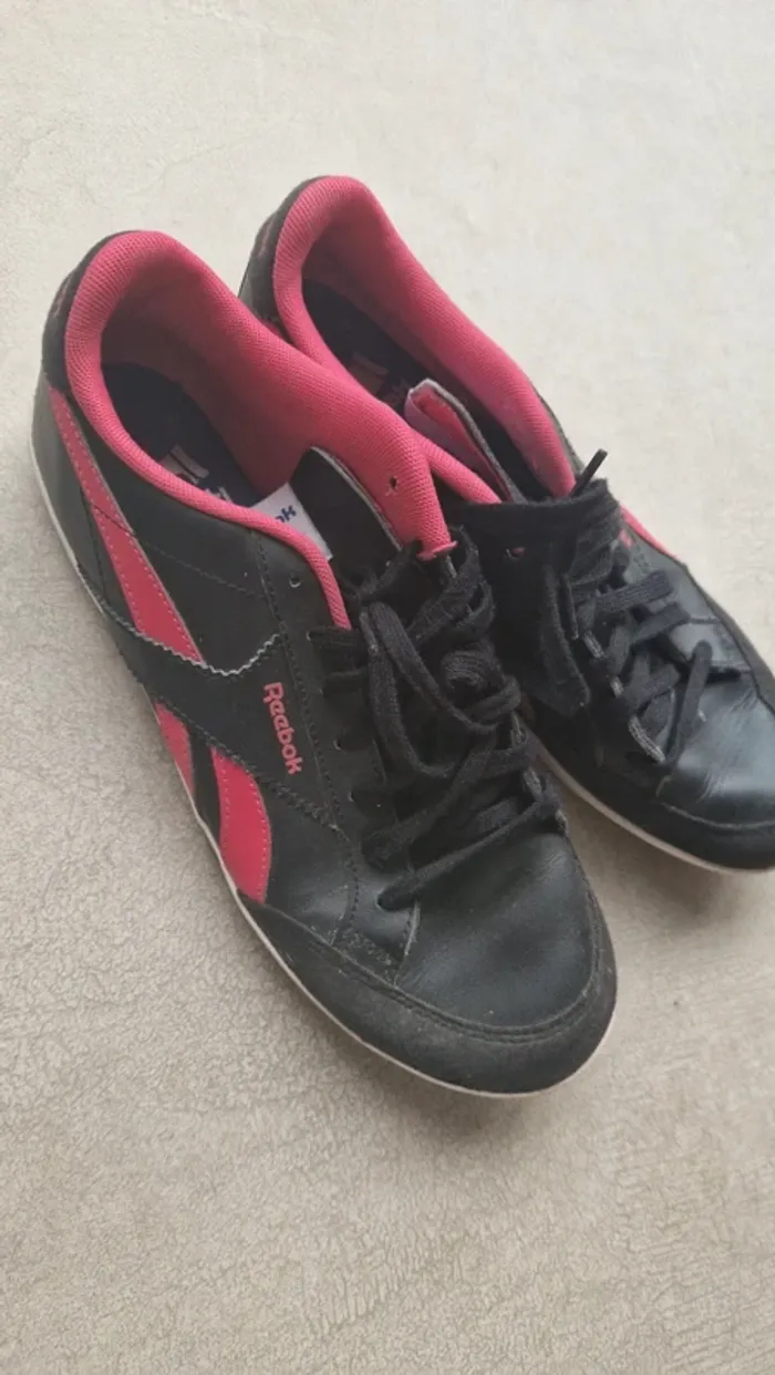 Basket Reebok taille 41 noir et rose tres bon etat - photo numéro 2