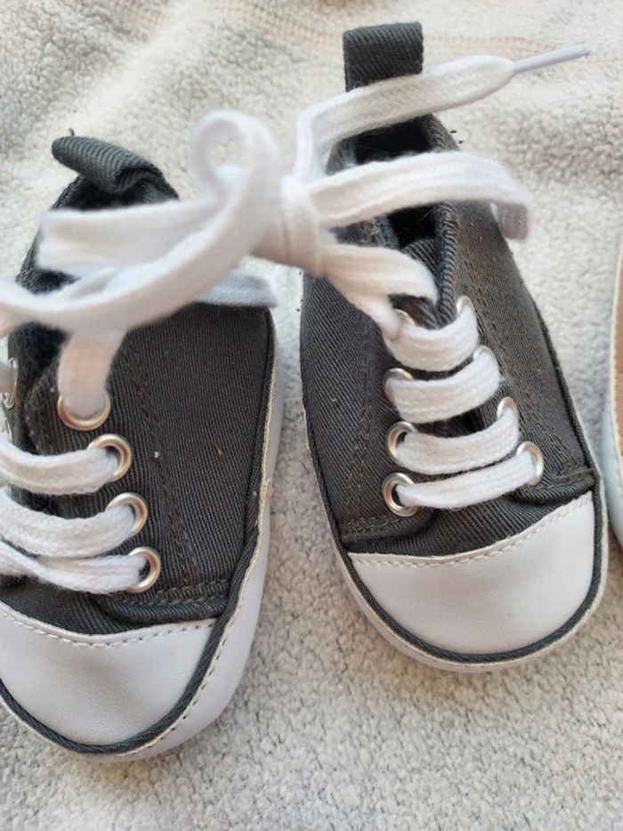 Lot 4 paires de chaussures bébé 3-6 mois - photo numéro 5