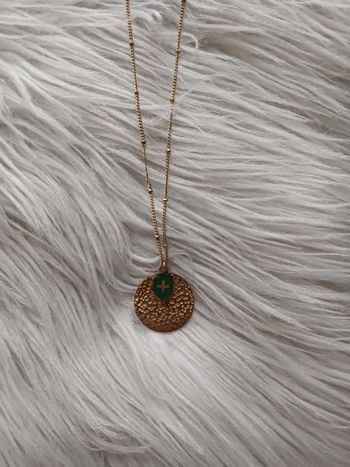 Collier doré en acier inoxydable médaillon Bohm En très bon état