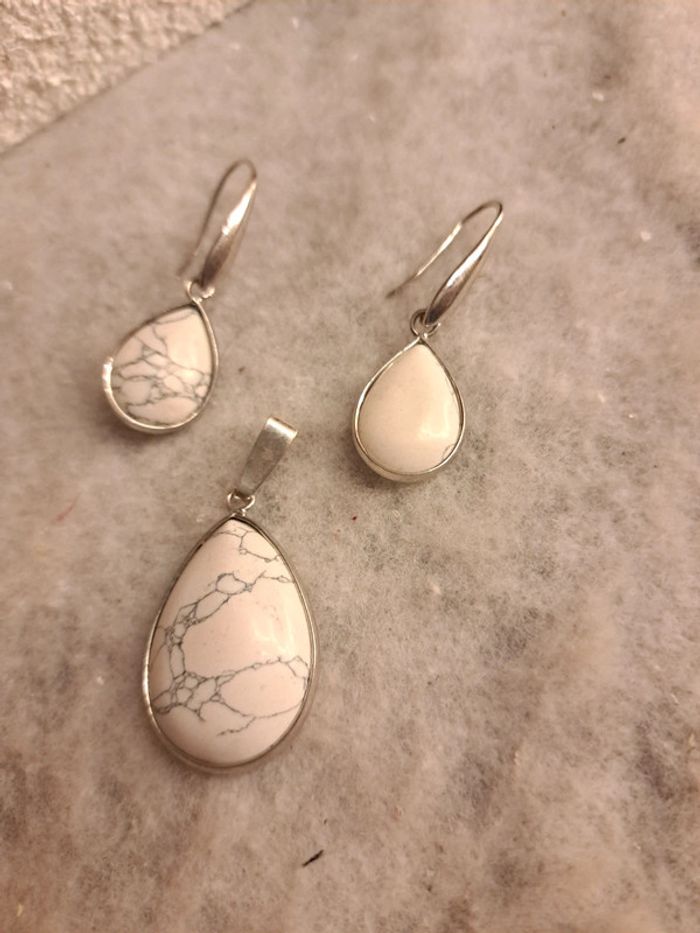 Boucles d'oreilles pendante avec pendentif assortie blanc marbré - photo numéro 4