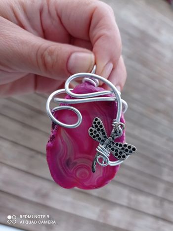 Pendentif en pierre d'Agate teintée et sa libellule