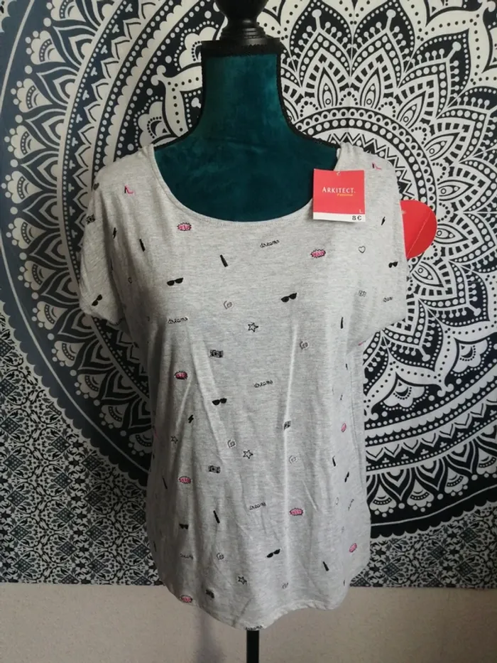 Tee-shirt gris avec différentes broderies et noeud noir dans le dos / arkitect / (L) - photo numéro 2